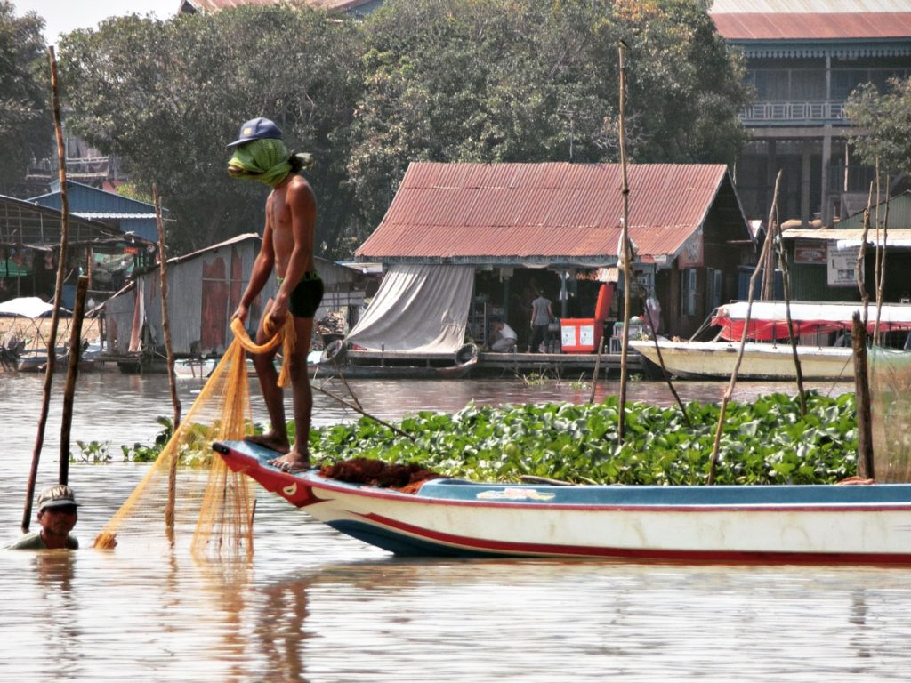 Prendendo un'imbarcazione locale a Siem Reap si raggiunge Battambang in giornata approfittando dei meravigliosi paesaggi che offre questo tragitto