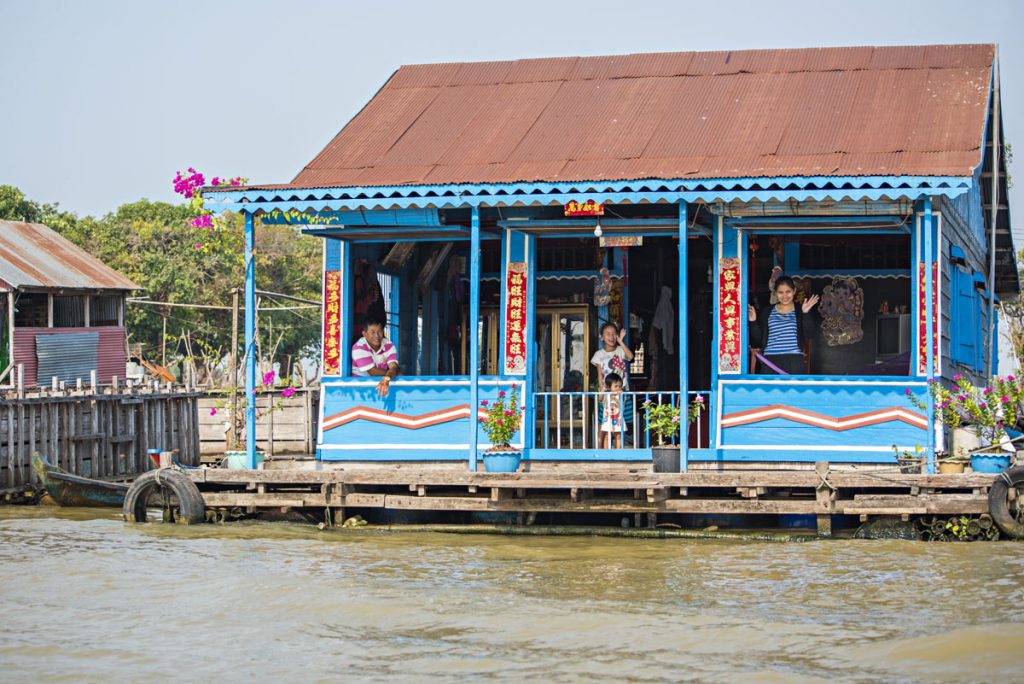 Una delle tipiche casette colorate con balconi fioriti sul lago Tonle Sap