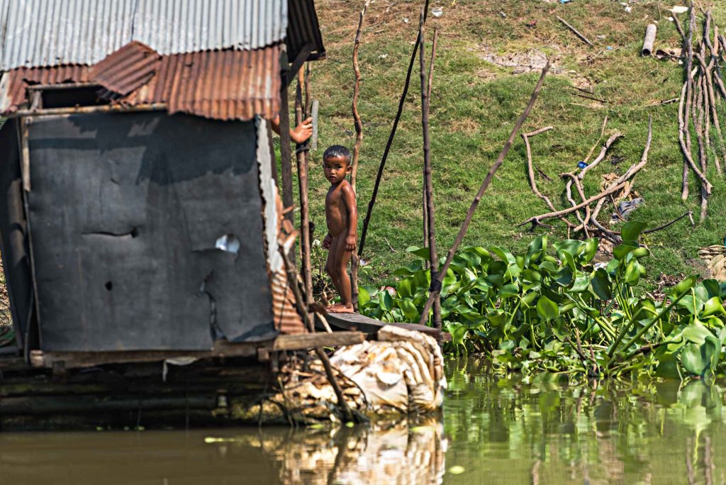 Tipica casa in lamiera sul lago Tonle Sap