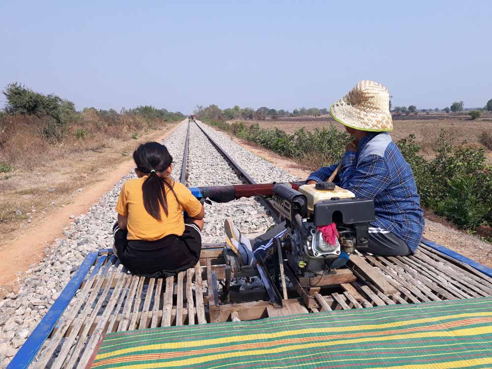 Il Bamboo Train di Battambang è un'attrazione imperdibile. E' tuttora utilizzato dai locali anche per lo spostamento di merci tra un paese e l'altro.