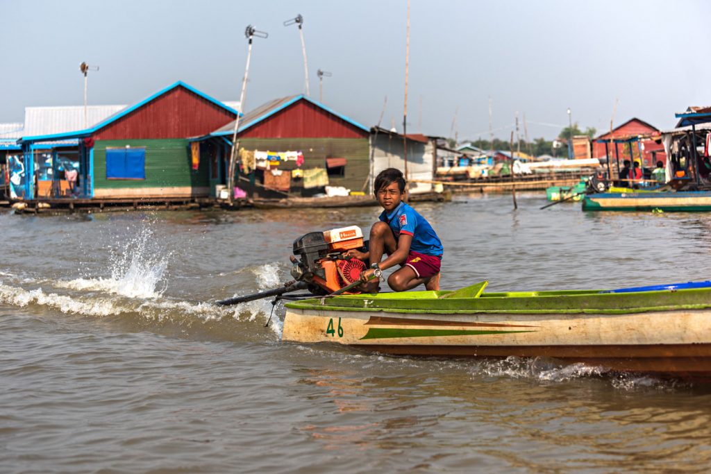 Tipica barca a motore utilizzata anche dai ragazzini sul Tonle Sap
